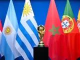La Copa del Mundo junto a las banderas de los organizadores del Mundial 2030.