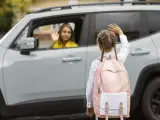 Una madre deja a su hija en el colegio