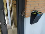 Una rata subiendo por la puerta de uno de los portales afectados en Arganzuela