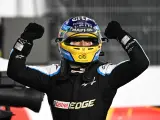Fernando Alonso celebra brazos en alto su podio en el GP de Qatar 2021.
