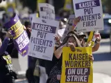 Martha Canul, asistente médica de Kaiser, en primer plano, sostiene pancartas con trabajadores médicos y simpatizantes mientras protestan frente a un centro de Kaiser Permanente en San Francisco, el miércoles 4 de octubre de 2023
