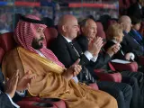 Mohammed bin Salman, príncipe heredero de Arabia Saudí, junto al presidente de la FIFA, Gianni Infantino, en el palco de un encuentro del Mundial de Rusia.