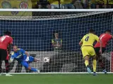 Pepe Reina detiene el penalti que le da la victoria al Villarreal.