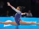 Simone Biles ejecuta un salto durante el ejercicio.