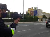 Un policía local de Logroño durante un dispositivo de control de velocidad.