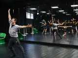 El coreógrafo y bailarín Victor Ullate, durante una clase de danza a los alumnos de segundo de Bachillerato del Ágora Madrid International School