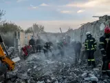 Equipos de rescate buscan entre los escombros del pueblo de Hroza, en el distrito de Kupiansk. UKRAINE RUSSIA CONFLICT