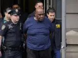 La Policía de Nueva York y agentes del orden conducen al sospechoso del tiroteo en el metro Frank James, en el centro, fuera de una comisaría de Nueva York el 13 de abril de 2022.