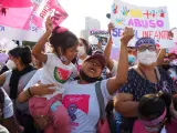 Feministas y cientos de personas, en su mayoría mujeres, marchan por el centro de Lima exigiendo Pena Capital o cadena perpetua para violadores en 2022.