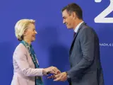 El presidente del Gobierno en funciones, Pedro Sánchez, saluda a la presidenta de la Comisión Europea, Ursula von der Leyen, a su llegada a la Cumbre de Granada, el 6 de octubre de 2023.