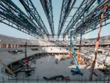 Estado actual de las obras en el interior del recinto deportivo y de entretenimiento una vez colocada la estructura de la cubierta.