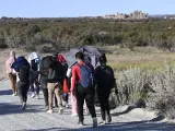 Solicitantes de asilo caminan hacia una camioneta de la Patrulla Fronteriza de Estados Unidos después de cruzar la cercana frontera con México, el martes 26 de septiembre de 2023.