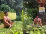 Turista en Bali meditando desnudo.
