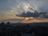 Más de 5.000 cohetes lanzados por Hamás desde Gaza en dirección a Israel obligan a Tel Aviv a declarar el estado de guerra.