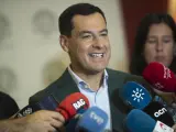 El presidente de la Junta de Andalucía, Juanma Moreno, atiende a los medios antes de participar en un encuentro con representantes de grandes empresas, este sábado en Barcelona.
