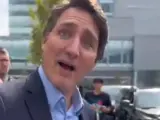 Justin Trudeau, sorprendido por un crítico.