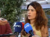 La portavoz de Podemos, Isa Serra, atiende a los medios de comunicación.