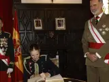 La Princesa Leonor firma el Libro de Honor en la Academia Militar de Zaragoza.