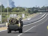 Soldados israelíes se dirigen al sur cerca de Ashkelon, Israel, tras el ataque sin precedentes de Hamás desde la Franja de Gaza.