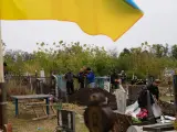 Los vecinos de Groza ayudan en el cementerio para poder enterrar a todos los fallecidos en el ataque ruso