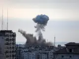 Momento de un ataque aéreo israelí en el sur de la ciudad de Gaza, este 8 de octubre.