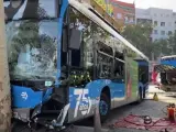 Así quedaron los dos autobuses de la EMT que colisionaron en Madrid.