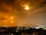 Los cohetes disparados por militantes palestinos desde la ciudad de Gaza son interceptados por el sistema de misiles de defensa israelí Cúpula de Hierro en las primeras horas de este domingo, 8 de octubre.