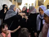 Varias mujeres palestinas lloran durante el funeral de los miembros de la familia Abu Quta, que murieron en los ataques israel&iacute;es contra la ciudad palestina de Rafah, en el sur de la Franja de Gaza.
