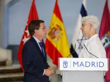 Almeida junto a la embajadora de Israel en España.