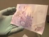 Uno de los billetes falsos incautados.