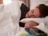 Por qué no deberías cargar tu móvil mientras duermes