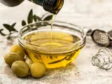 Los ácidos grasos y los componentes antioxidantes del aceite de oliva ayudan a controlar el colesterol y protegen nuestra salud cardiovascular en general. Por ello, no puede faltar en ninguna dieta saludable.