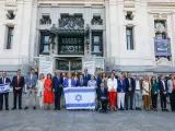 Alcaldes y portavoces del PP de Madrid durante un minuto de silencio frente al Ayuntamiento de Madrid.