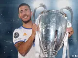 Eden Hazard posa con el trofeo de la Champions.