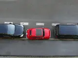 Los coches pequeños ocupan poco espacio para aparcar.