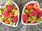 Entre otros nutrientes saludables, las frutas nos aportan vitaminas, antioxidantes y fibra. Tienes multitud de opciones para elegir, aunque lo más recomendable es que apuestes por la fruta fresca de temporada y la comas sin piel y bien lavada. Se aconseja consumir, al menos, tres piezas al día.