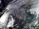 Esta imagen de satélite proporcionada por la NOAA a las 8am E.T. del martes 10 de octubre de 2023 muestra al huracán Lidia en el Océano Pacífico acercándose a Puerto Vallarta, México.