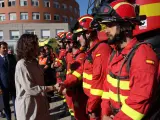 La presidenta de la Comunidad de Madrid, Isabel Díaz Ayuso, saluda a bomberos madrileños este martes en Las Rozas.