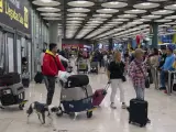 Varias personas tras aterrizar el avión en el que viajaban procedente de Tel Aviv, este martes 10 de octubre de 2023 en el aeropuerto Alfonso Suárez Madrid Barajas.