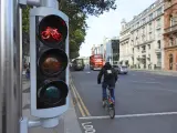 Un ciclista se salta un semáforo en rojo
