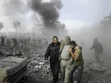 Ciudadanos palestinos tras un ataque en la Franja de Gaza.
