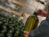 Garrafas de aceite decomisadas por la Guardia Civil.