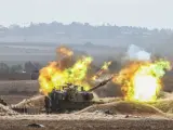Las tropas israel&iacute;es disparan hacia la Franja de Gaza a 11 de octubre de 2023.