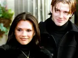 Victoria Adams y David Beckham el d&iacute;a que anunciaron su futura boda, en enero de 1998.