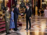 El rey Felipe VI saluda al presidente del Gobierno en funciones, Pedro Sánchez, a su llegada al tradicional besamanos con motivo del Día de la Fiesta Nacional.
