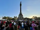 Los manifestantes han terminado el recorrido en el monumento de Cristóbal Colón.