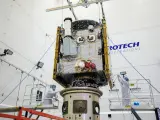Los técnicos conectaron la nave espacial Psyche de la NASA al accesorio de carga útil dentro de la sala limpia de las instalaciones de operaciones espaciales de Astrotech en Titusville, Florida.