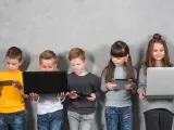 Niños usando dispositivos electrónicos.
