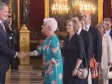 El rey Felipe VI da el pésame a la embajadora de Israel, Rodica Radian-Gordon, durante el tradicional besamanos en el Palacio Real.