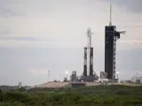 Un cohete SpaceX Falcon Heavy con la nave espacial Psyche a bordo en el complejo de lanzamiento mientras continúan los preparativos para la misión Psyche.